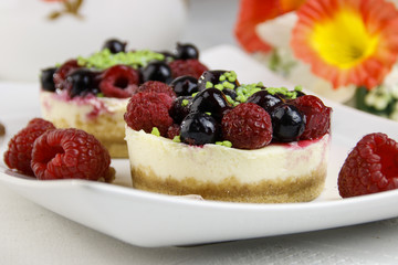Mini-Käsekuchen mit Beerenmix