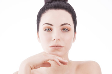 Beauty di donna con mano sul volto