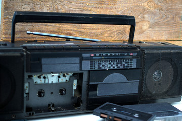 Старый магнитофон и аудиокассеты