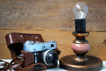 Ретро, винтаж, страый фотоаппарат и лампочка