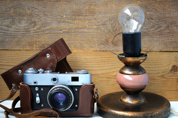 Ретро, винтаж, страый фотоаппарат и лампочка