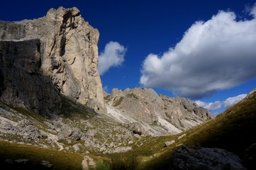 Gebirgs und Felsenlandschaft im Naturpark Rosengarten Schlern / Felsen und Blauer Himmel