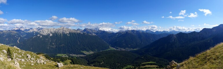 Fototapeta na wymiar Traumhafte Panorama Aussicht auf Südtiroler Gebirgslandschaft 