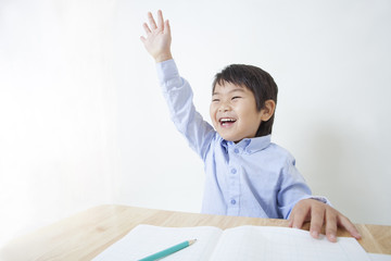 勉強する子供