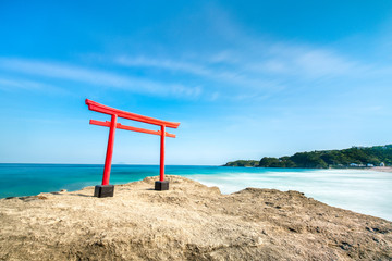 Rotes Torii in Shimoda, Japan