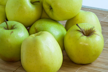 Pommes Golden en tas  sur fond de bambou