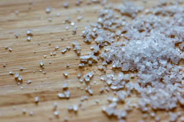 Salz und Kräuter auf Holzbrett, Nahaufnahme