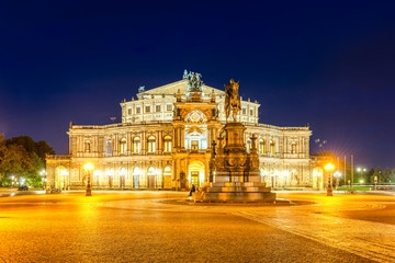 Fototapeta na wymiar Semper Opera House, Dresden, Germany