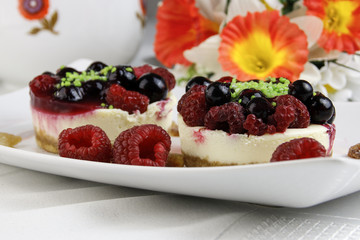 Mini-Käsekuchen mit Beerenmix
