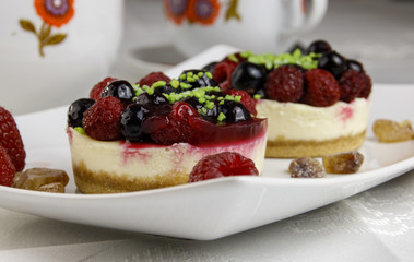 mini cheesecakes with mixed berries 