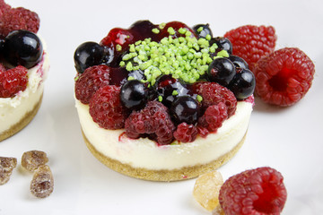 mini cheesecakes with mixed berries 