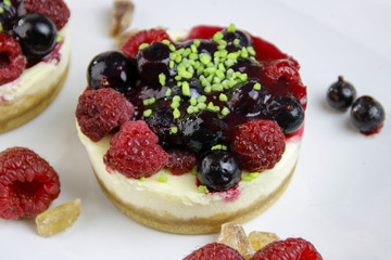 mini cheesecakes with mixed berries 