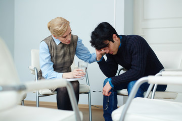 Obraz premium Frustrated young man visiting psychologyst