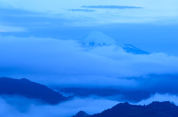 夜明け頃の富士山と雲海