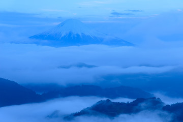 Fototapeta na wymiar 夜明け頃の富士山と雲海