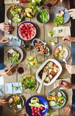 Photo sur Plexiglas Anti-reflet Manger Hands of buddies eating vegetarian food by dinner