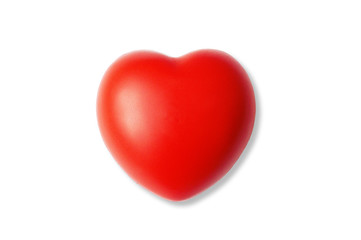 Красное сердце на белом фоне.