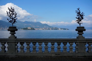 Blick auf den Lago Maggiore über Geländer Brüstung