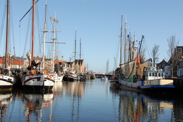 Fototapeta na wymiar grote zeilschepen in de haven van Harlingen