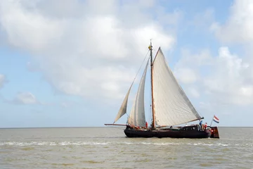 Foto op Plexiglas een houten zeilboot vaart op zee © Carmela