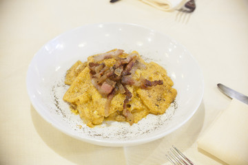 tomato, italian, pasta, red, sauce, food, dinner, tortellini, basil, cuisine, meal, plate, restaurant,