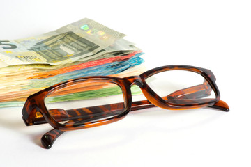 Eine Brille und viele Euro Geldscheine