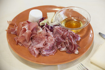 tomato, italian, pasta, red, sauce, food, dinner, tortellini, basil, cuisine, meal, plate, restaurant,