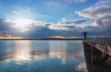 Obraz premium Man enjoys the spectacular sky over Lake Veere