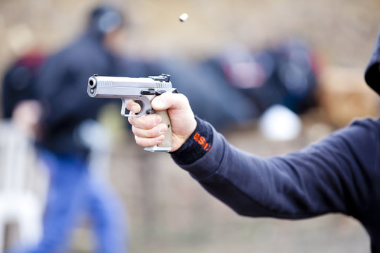 Arme de poing braqu&eacute;e et tir