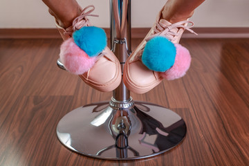 розовые женские кроссовки с меховыми помпонами
 - obrazy, fototapety, plakaty