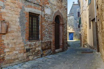 Fototapeta na wymiar Hidden alley somewhere in the Tuscan town of San Casciano dei Bagni.