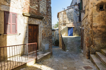Fototapeta na wymiar Hidden alley somewhere in the Tuscan town of San Casciano dei Bagni.