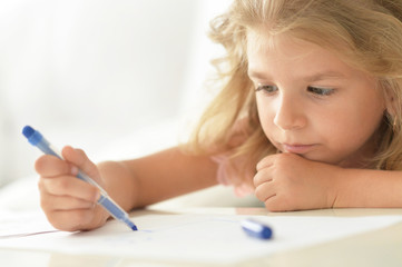 little girl drawing 