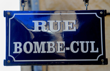 Rue bombe-cul à Terrasson.