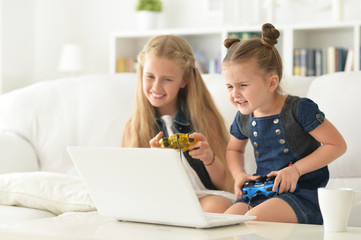  sisters play video game