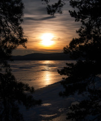 Fototapeta na wymiar Sunset on the ice lake