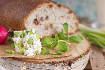Bread with cream cheese, radish and chives