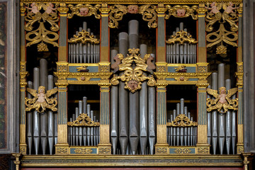 Fastoso organo a canne in una chiesa