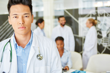 Fototapeta premium Junger asiatischer Arzt vor seinem Team