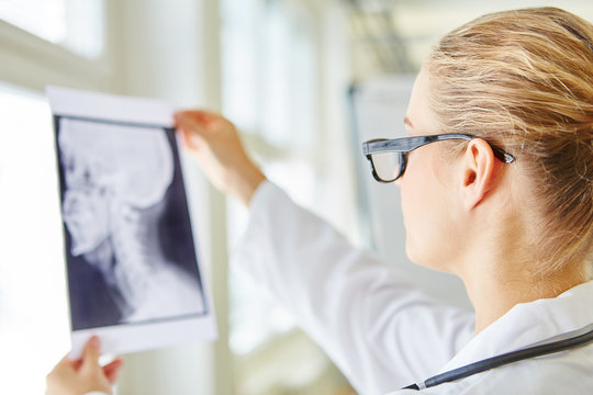 Ärztin mit Röntgenbild in der Radiologie