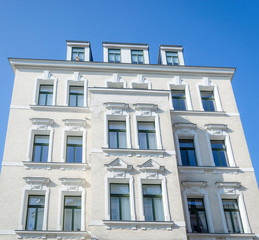 weisses, saniertes Altbauhaus