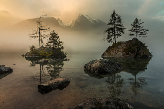 Sonnenaufgang an einem Bergsee