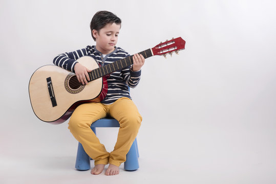 ni&ntilde;o tocando la guitarra 