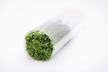 Ein Bund Schnittlauch in der Folie