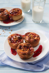 Raspberry cakes with granola