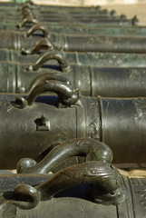 Cannons décorés cour des Invalides à Paris, France