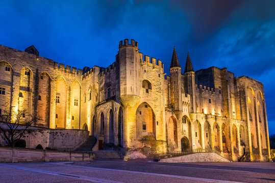 Le Palais des Papes à Avignon la nuit, dans le Vaucluse en Provence, France