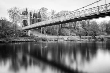 Photo sur Plexiglas Noir et blanc Queens Park Bridge, Chester, exposition longue noir et blanc