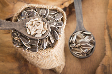 Sunflower seeds (Helianthus annuus)