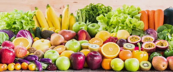 Wandaufkleber Verschiedenes frisches Obst und Gemüse für eine gesunde Ernährung © peangdao
